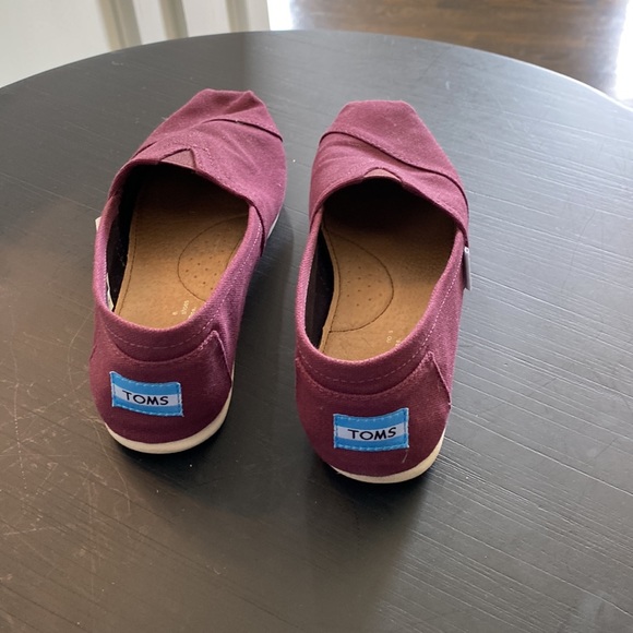 Tom’s Burgundy Flats - Picture 3 of 5
